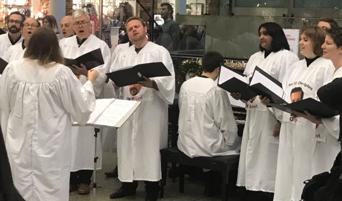 David Brent choir seranades commuters | Don't cry, it's Christmas...