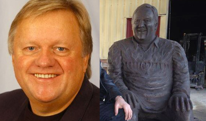 Statue unveiled to comic Dave Lee | At theatre where he appeared 1,000 times