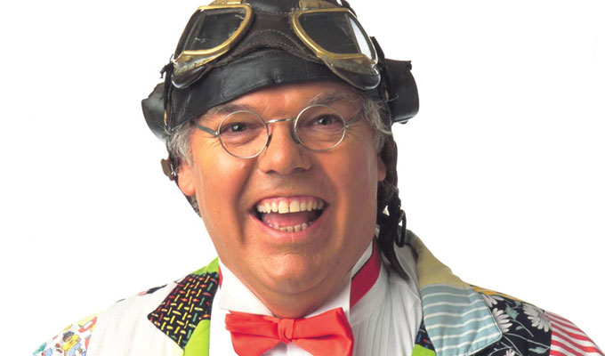 Roy Chubby Brown caught reading while driving | Watch the footage