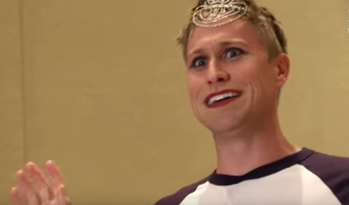 Russell Howard as a beauty queen | ...in the new series of his US travelogue