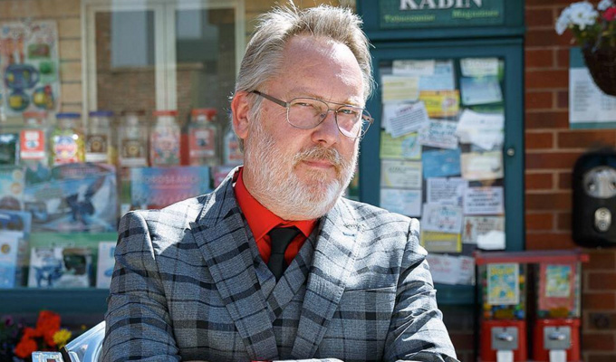 Vic Reeves in Corrie - the first picture | Comic plays TV presenter called Colin