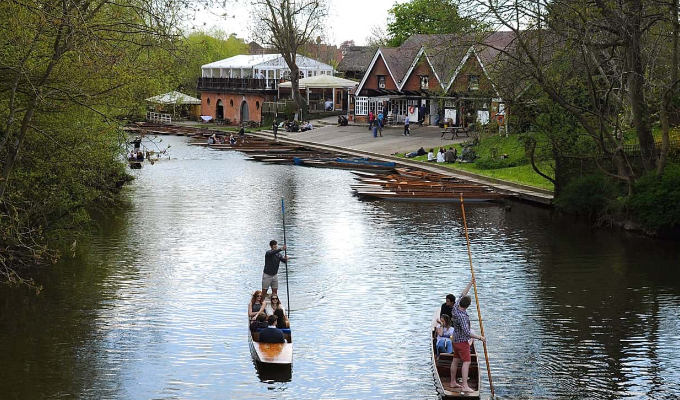 Now THIS is a live streamed comedy show | River gig with the punters on... well, punts