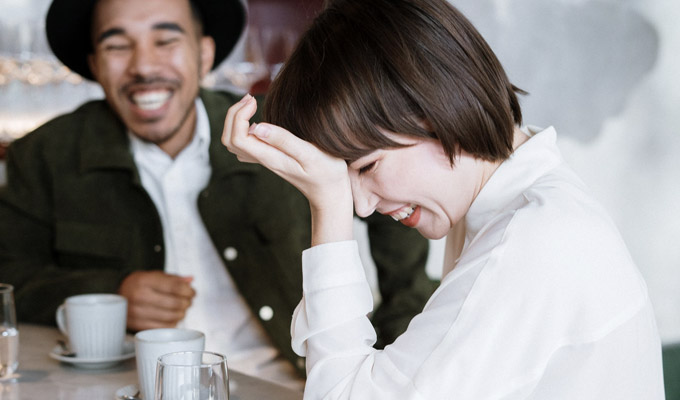 Men's bad jokes are judged more harshly than women's | At least when it comes to dating