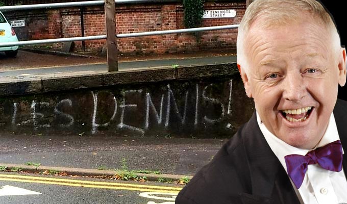 It wasn't me! | Les Dennis denies being graffiti fiend